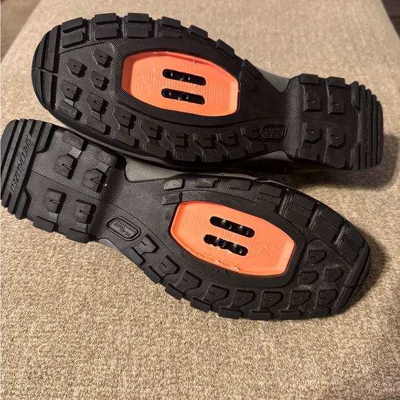 Specialized Men's Black and Gray Athletic Shoes size 10.5 missing insoles, clean - Picture 5 of 8